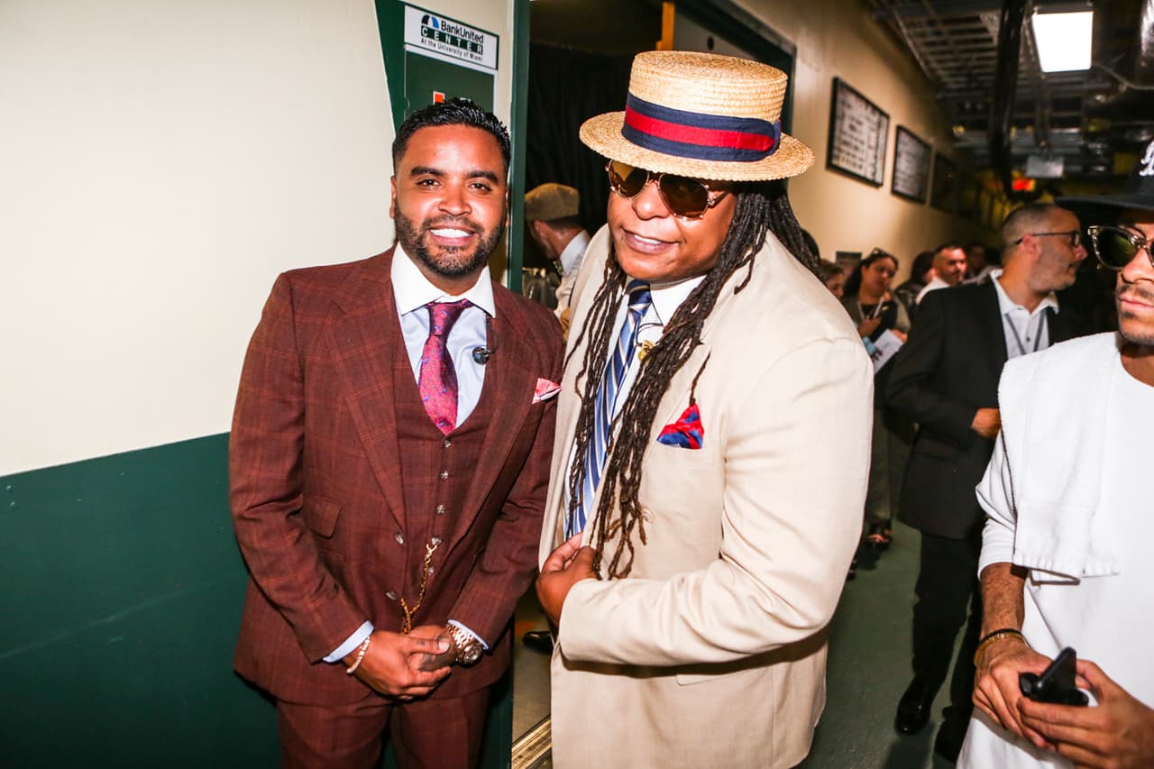 Zion y Lennox fueron de los que mejor ejecutaron el tema retro en sus vestimentas.