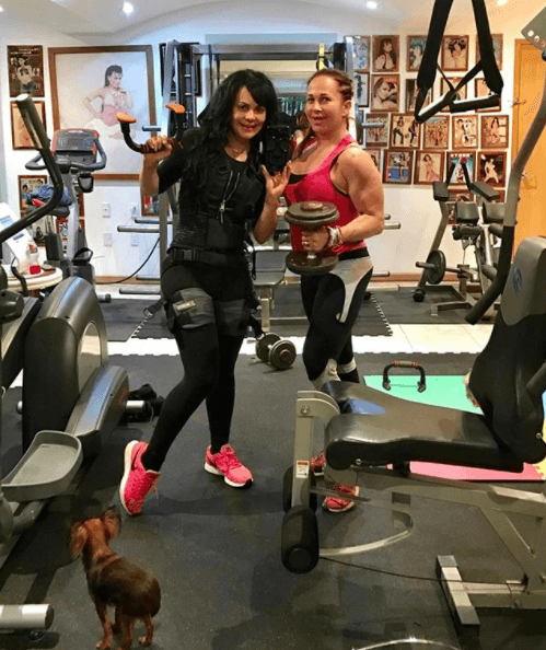 "El mejor consejo que puedo dar es mantener el peso, ese es mi secreto. Solo me permito subir tres kilos, eso nos ayuda a vernos y sentirnos jóvenes a la edad que sea", declaró recientemente la cantante.