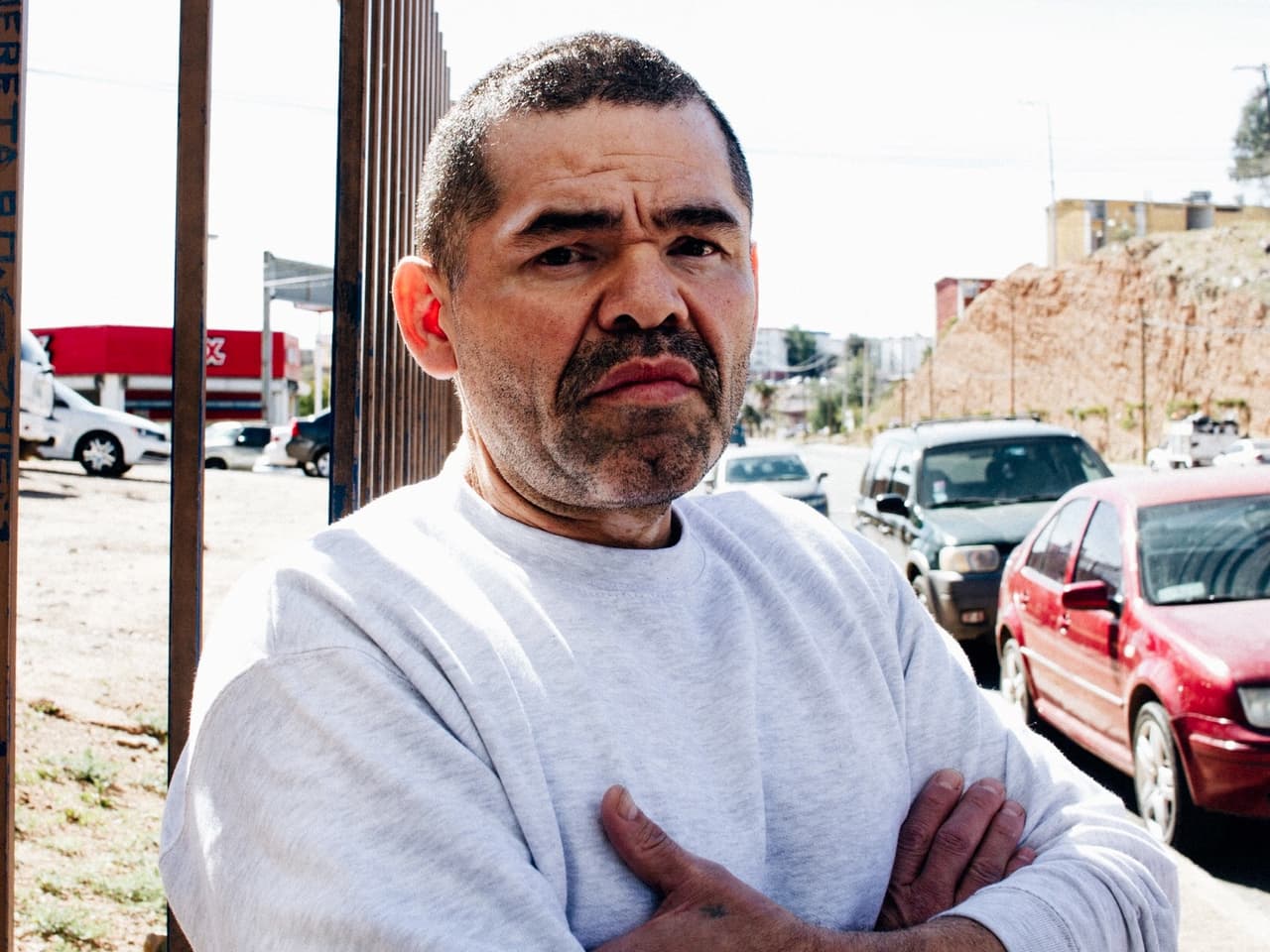 "Conocimos a Enrique, quien se ve como parte de los problemas de inmigración que afecta actualmente a muchas personas en todo el país. Internamente, Enrique estaba lidiando con su remordimiento, él sabía por qué lo deportaron a este lugar desconocido en Nogales, Sonora".