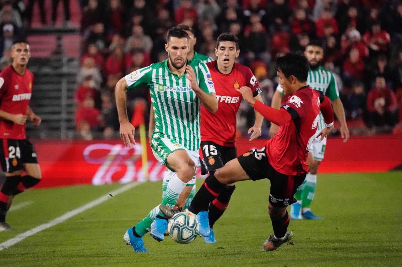 Guardado jugó todo el encuentro y Lainez entró a los 83’. Sánchez (7’) y Fekir (33’) anotaron para Betis. Junior (55’) marcó el descuento.