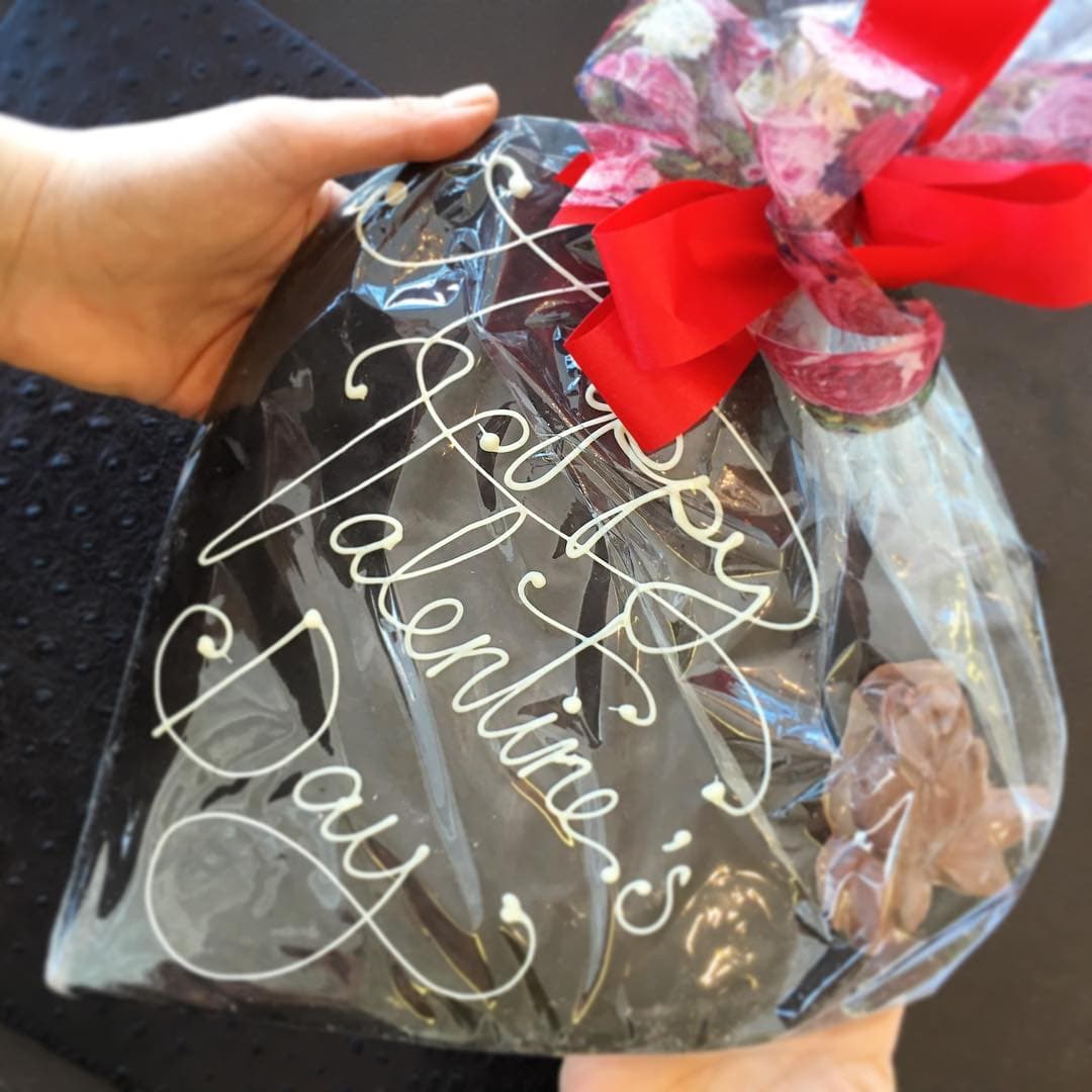 Thalía y Tommy Mottola regalaron este gran chocolate a sus hijos.