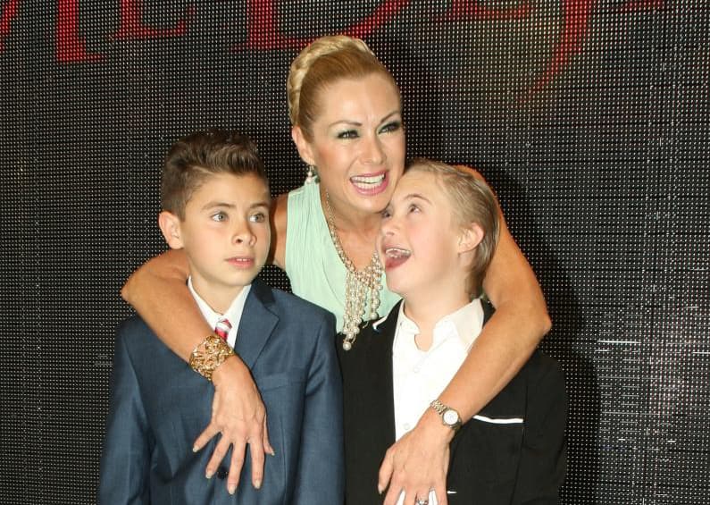 Lety sabe que sus hijos ya no son unos niños y, confesó para la Revista TVyNovelas, ha buscado libros y hablado con especialistas para poder manejar de manera adecuada la adolescencia de Luciano y Carlo.