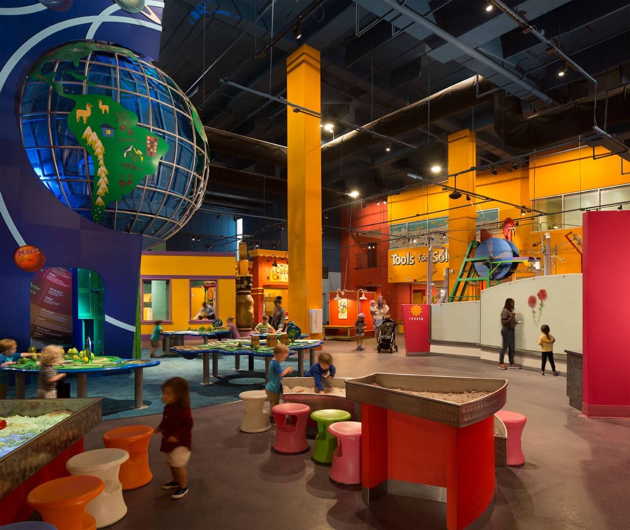 <b>Children's Museum of Atlanta</b>
<br>
<b>Sitio web</b>: 
<a href="https://childrensmuseumatlanta.org/">https://childrensmuseumatlanta.org/</a> 
<br>
<b><a href="https://maps.app.goo.gl/SFTL3V88uzAgCvdG9">Cómo llegar</a> </b>
<br>
<br>A través de iniciativas de extensión comunitaria, programas educativos y exhibiciones diseñadas para niños de 0 a 8 años, el Museo se esfuerza por despertar la imaginación, el sentido de descubrimiento y el aprendizaje de cada niño a través del poder del juego.