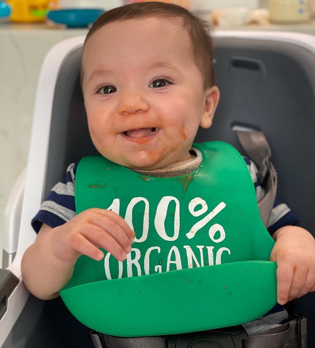 Si de crecer rápido se trata, hay que ver a Diego, el bebito de Andrea Chediak, que cada día está más grande y, sin duda, más lindo.