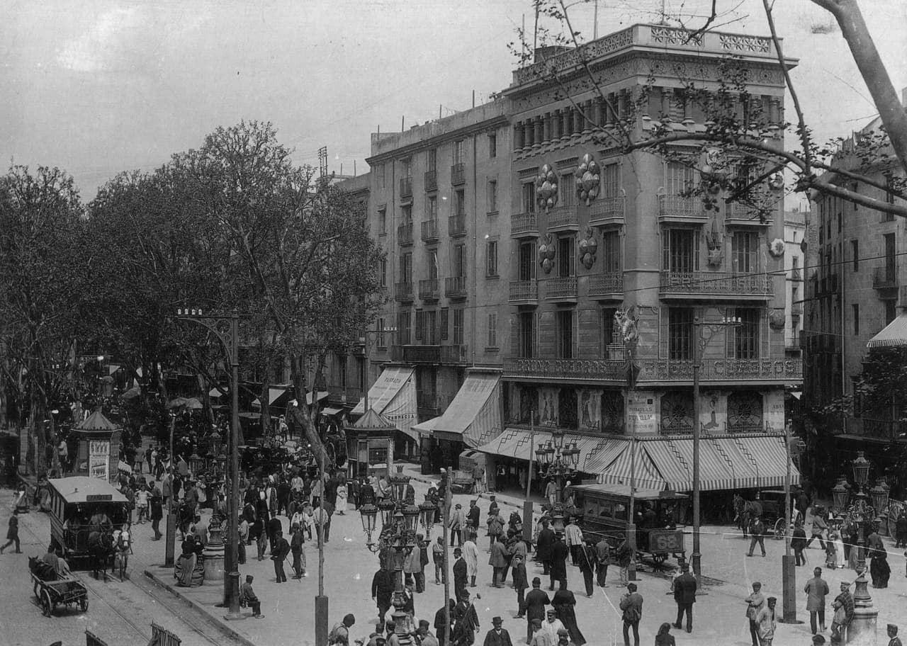 Esta calle cambió la dinámica misma de la ciudad, era una paseo muy amplio si se comparaba con los estrechitos caminos que caracterizaban la vieja ciudad. Además, empezó a albergar edificios y espacios emblemáticos como museos, el Gran Teatro del Liceu, fuentes monumentales y el mercado de La Boquería.