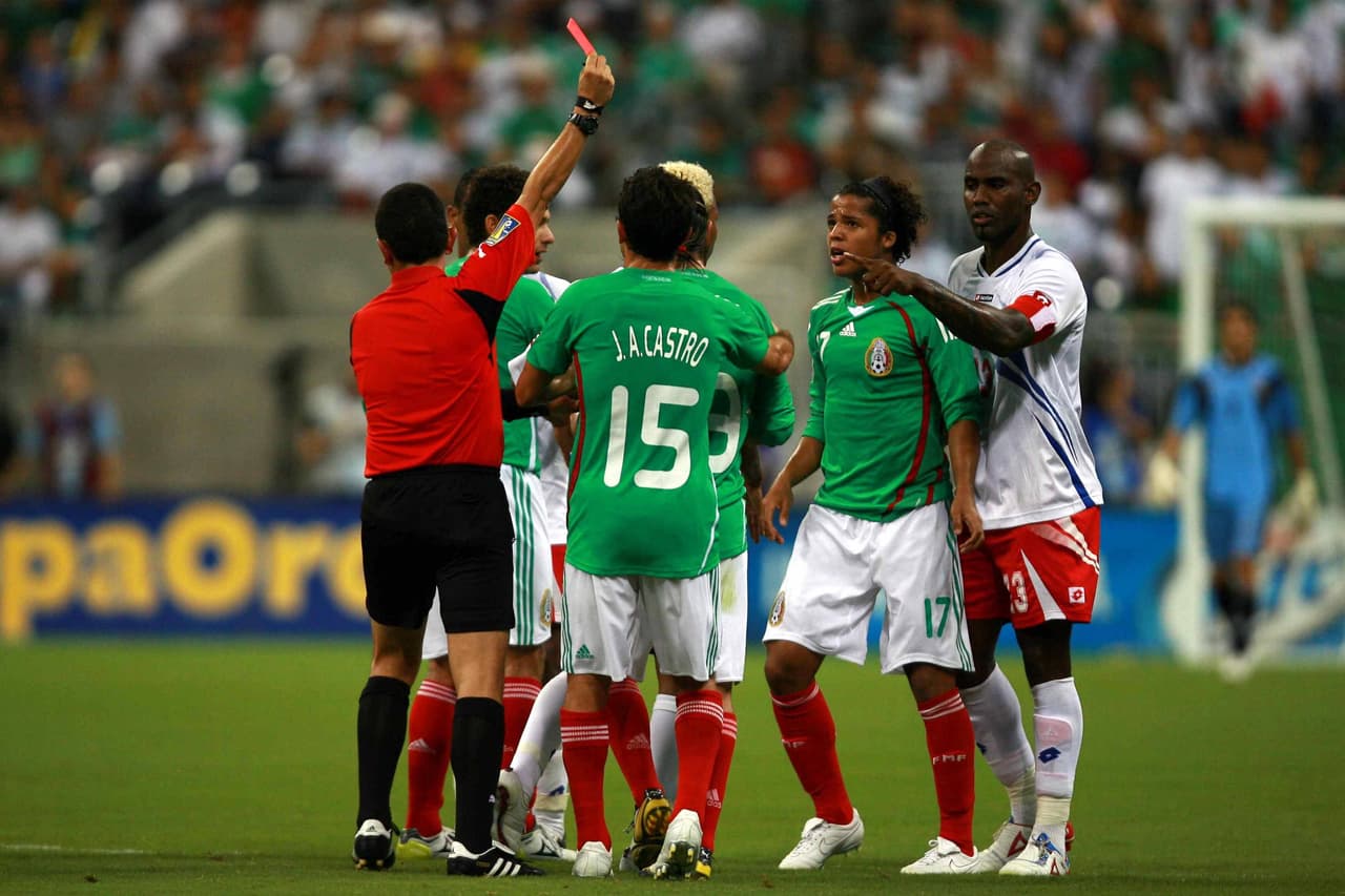 El partido terminó empatado, con cinco amonestados y tres expulsados, además de la suspensión de Javier Aguirre.