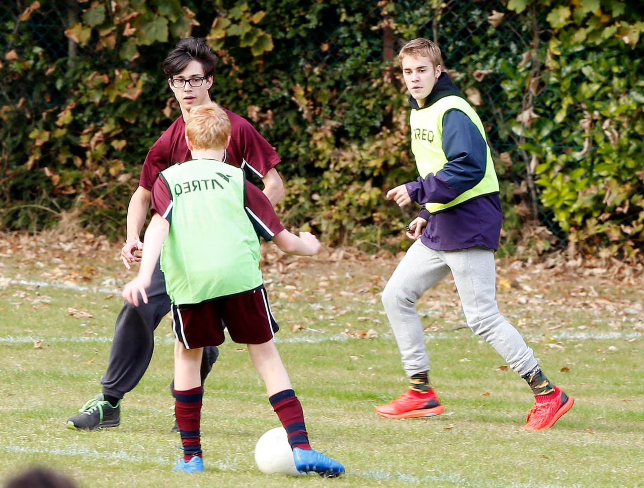Pero los niños resultaron ser mejores que el cantante.