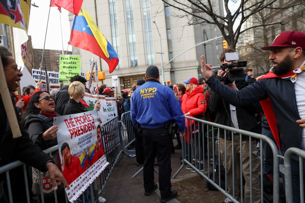 El Departamento de Policía de la Ciudad de Nueva York (LAPD) se mantuvo atento a que las discusiones no se salieran de control. Manifestantes venezolanos alegaron que quienes piden la libertad de Maduro son personas que reciben un pago por hacerlo.