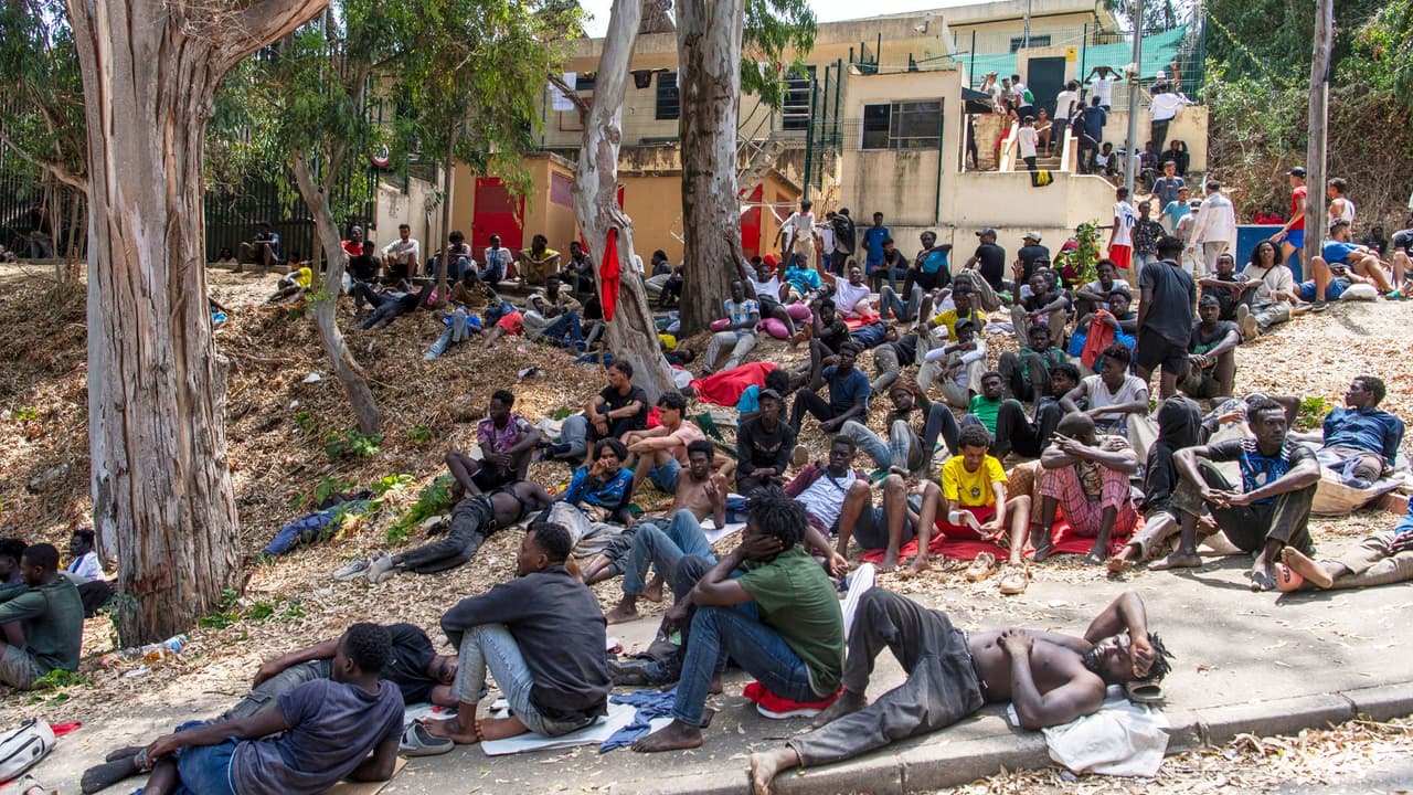 “No hemos encontrado ni una barra de pan”: Caos en Ceuta, España, tras llegada masiva de migrantes desde Marruecos