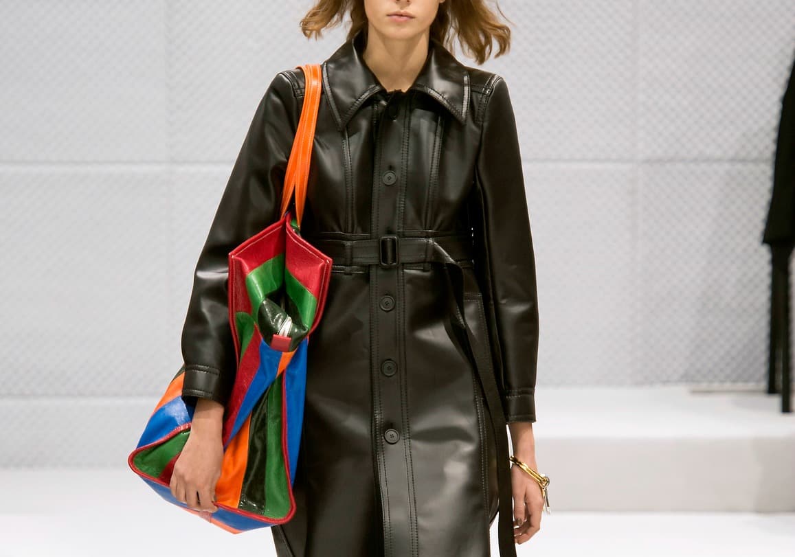 En la colección otoñal de 2016 de Balenciaga, las protagonistas han sido las carteras.