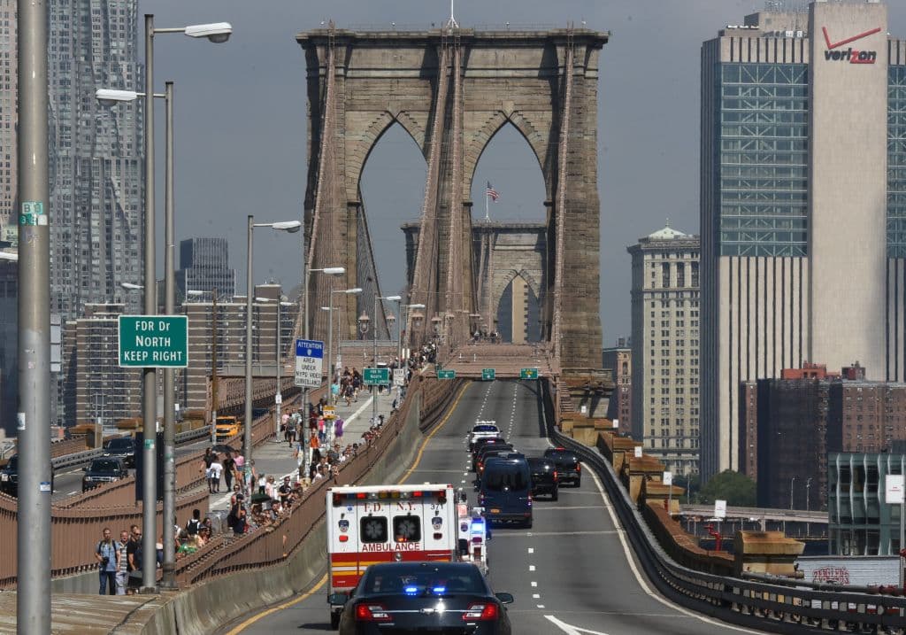 El puente de Brooklyn en Nueva York, fue construido entre 1870 y 1883. La estructura une a los distritos de Manhattan y de Brooklyn, y es utilizado no solo por vehículos, sino también por peatones y es considerado como un destino turístico de Nueva York.