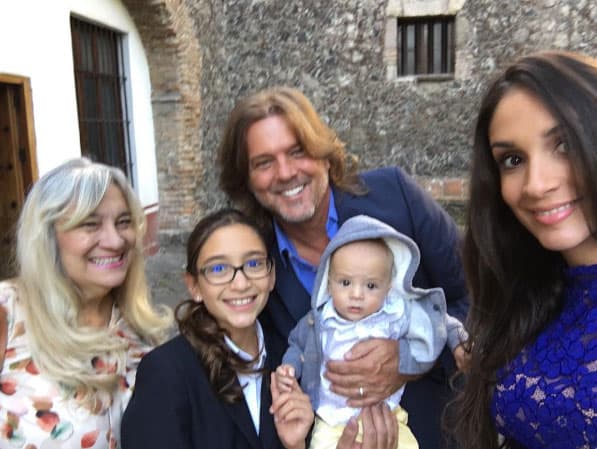 Pero 
<b><a href="http://www.univision.com/temas/rene-strickler">Strickler</a></b> también está muy orgulloso de los logros de Jade: "Festejando a mi gorda en su graduacion de primaria #agradecidocondios #agradecidoconlavida #orgulloso. Caminamos juntos tu primaria ahora te veo ir a secundaria y me parece mentira que el tiempo haya pasado tan rápido te amo princesa @jade_meierc y faltaron los hermanos @yannickstrickler y @stricklerandrik y la tía sí llegó @ambark15 @ianstrickler @rubicardozo @maguicha50".