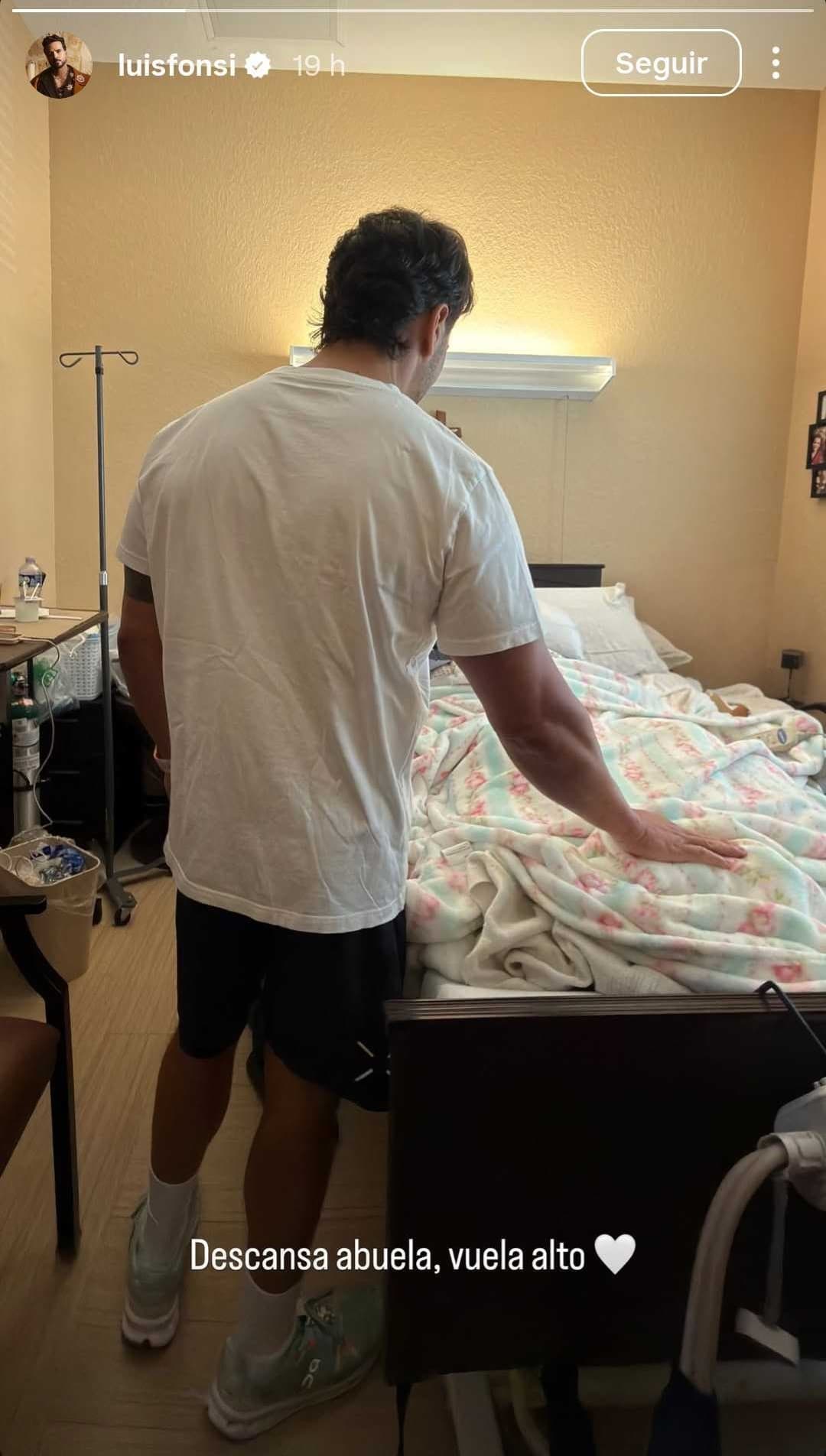 Luis Fonsi se despidió públicamente de su abuelita materna con esta fotografía.