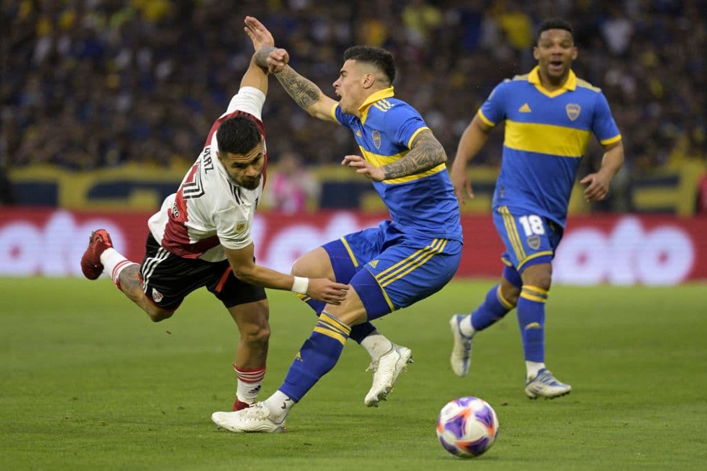 Darío Benedetto, con un cabezazo en el segundo tiempo, anotó el gol con el que Boca Junior le ganó el superclásico por 1-0 a River Plate y se puso a apenas dos puntos del líder, Atlético Tucumán.