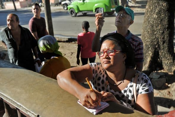 El presidente Raúl Castro aseguró que se llevará a cabo una "actualización" del modelo sin que pierda su carácter pero con el objetivo de lograr un esquema financiero más productivo y eficiente que deje de lado los paternalismos y los subsidios indiscriminados a los cuales la isla no puede hacer frente.