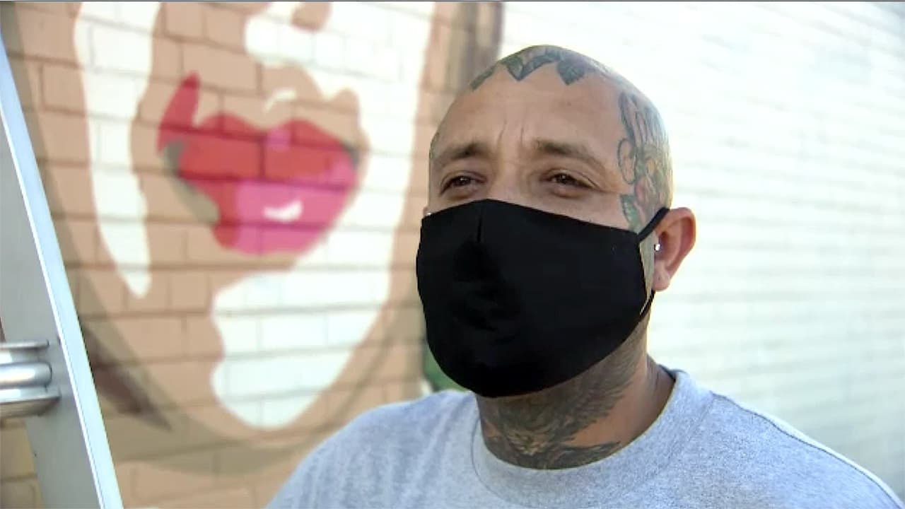 Omar Huerta, autor del mural.