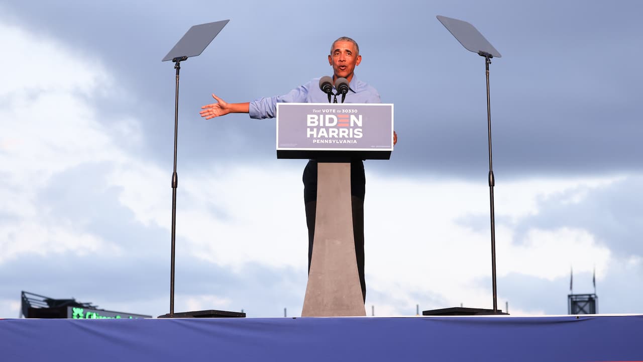 Obama ha participado en varios eventos para recaudar fondos en nombre de la campaña de Biden y pronunció un discurso en horario estelar durante la 
<a href="https://www.univision.com/noticias/elecciones-en-eeuu-2020/decencia-ciencia-y-democracia-son-la-eleccion-joe-biden-acepta-la-nominacion-presidencial-en-la-convencion-democrata">Convención Nacional Demócrata</a> en el Museo de la Revolución Americana, en el que criticó al presidente 
<a href="https://www.univision.com/local/philadelphia-wuvp/elecciones-estados-unidos-2020/cosas-malas-pasan-en-filadelfia-la-acusacion-de-trump-durante-el-debate-presidencial">Donald Trump</a> por su manejo de la pandemia de coronavirus y ensalzó el liderazgo del demócrata.