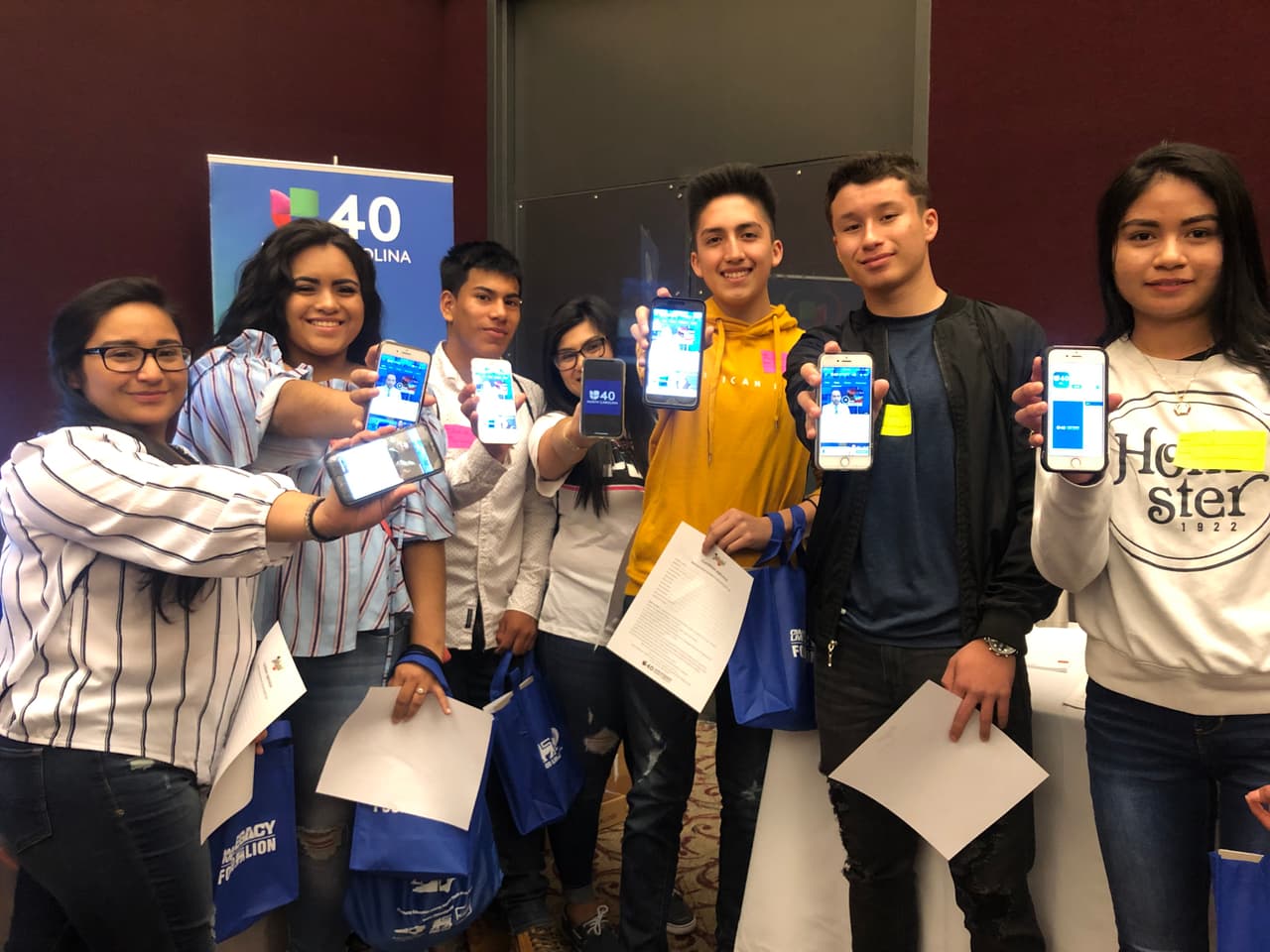 Estudiantes descargan la APP de Univision 40 North Carolina durante el Hispanic Education Summit 2019