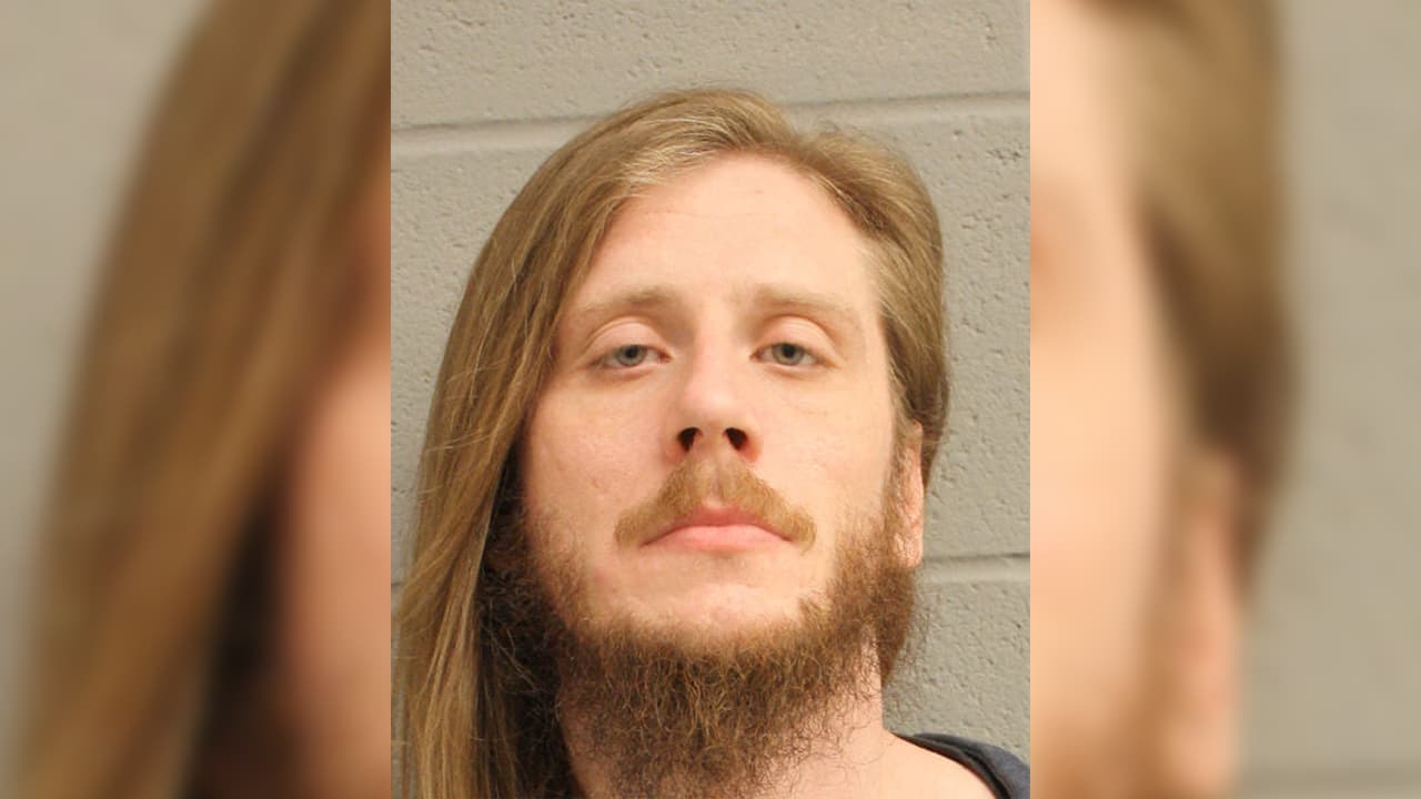 Lo acusan de golpear a oficial con una cadena para perros en el sureste de Houston