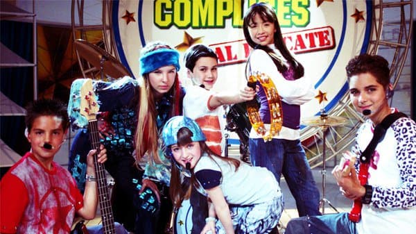 En 'Cómplices al rescate' también participó 
<b><a href="http://www.univision.com/temas/vadhir-derbez">Vadhir Derbez</a></b>, aunque era muy pequeño aún, gracias a su carácter y simpatía brillaba con luz propia, por lo que desde ese momento se veía que sería una estrella de la actuación.