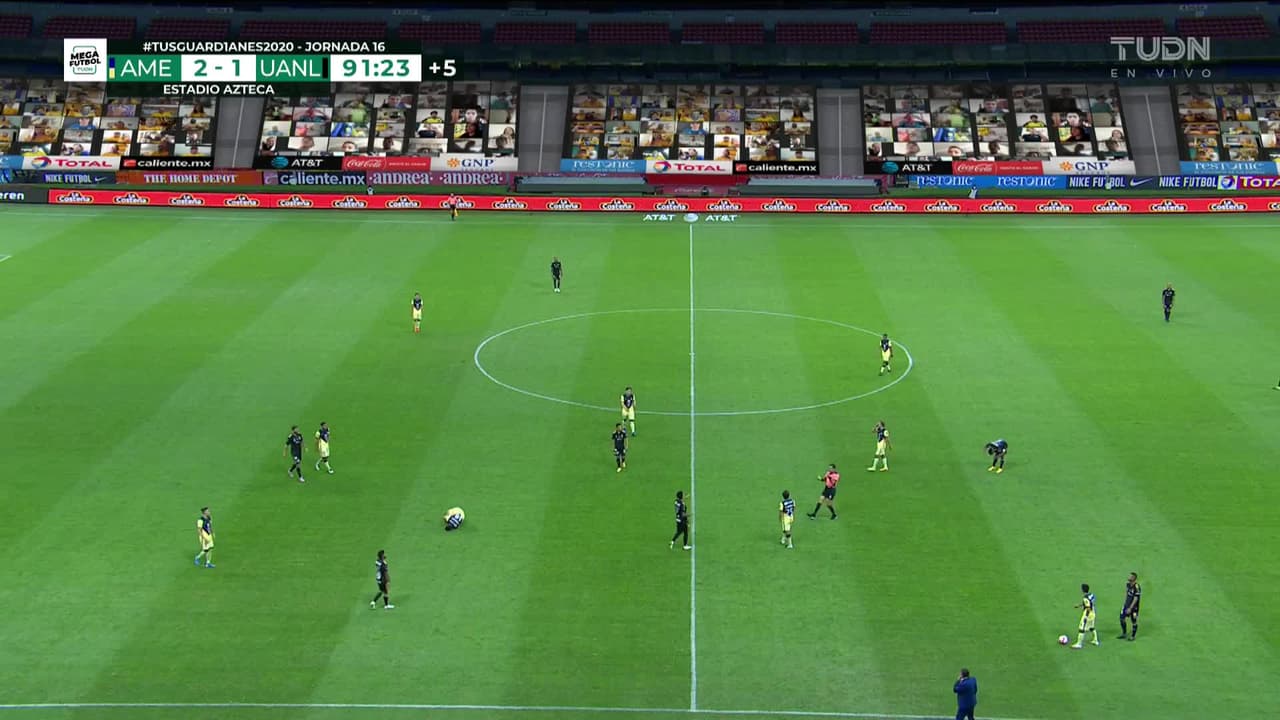 Tarjeta amarilla. El árbitro amonesta a Carlos Salcedo de Tigres.