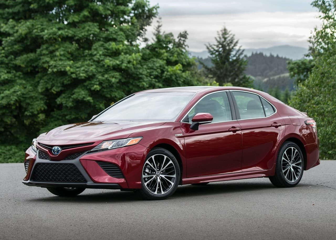 <h3 class="cms-H3-H3"><b>2do. lugar en el segmento de los carros medianos</b></h3>
<br>
<br>
<u>Toyota Camry</u>
<br>
<br>Puntaje general de iSeeCars: 8.9
<ul>
 <li>Puntaje de confiabilidad: 8.9</li>
 <li>Puntaje de valor retenido: 7.9</li>
 <li>Puntaje de seguridad: 10</li>
</ul>
<br>Precio promedio para una unidad con 3 años de uso: $27,295
<br>