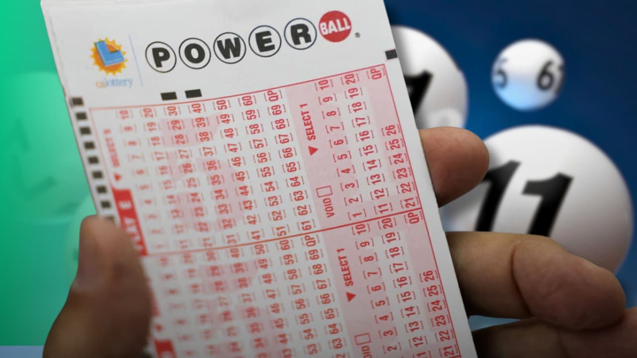 <h3 class="cms-H3-H3">Powerball: la guía que necesitas antes de soñar con $1.7 mil millones</h3> 
<br>Este sábado 6 de septiembre de 2025, 
<b>Powerball llega a un premio récord de $1.7 mil millones</b>. Mientras muchos compran un boleto, pocos saben qué implica realmente ganar. Esta guía reúne lo esencial:
<b> las posibilidades, los impuestos, el anonimato y hasta qué pasa si mueres antes de cobrar todo.</b>