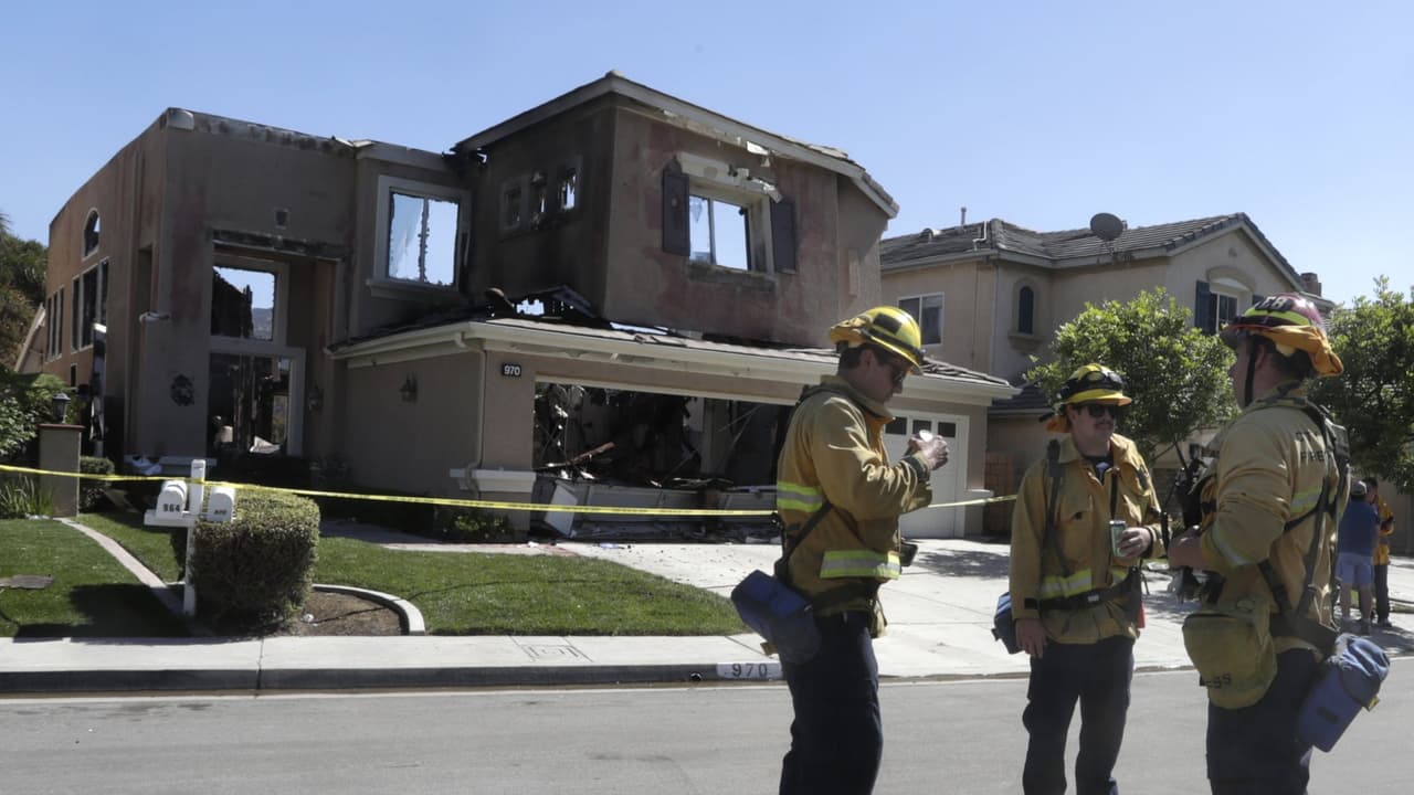 Varias familias que estaban en riesgo por el voraz incendio ya pudieron volver a sus hogares, aunque varias estaban destruidas. Las llamas ya han consumido al menos 8,000 acres de terreno, mientras los bomberos trabajan sin descanso.