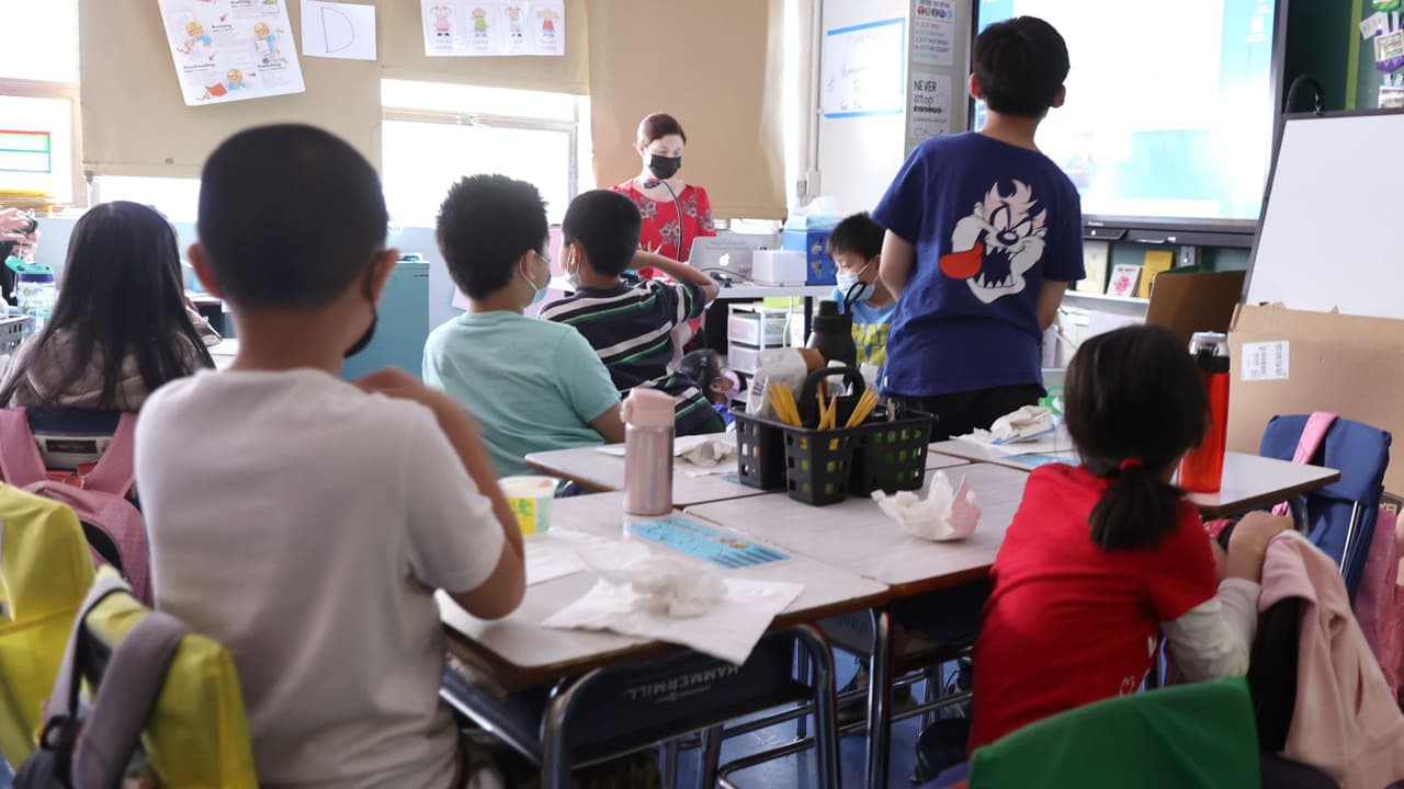 Familias de Nueva York recibirán apoyos por regreso a clases