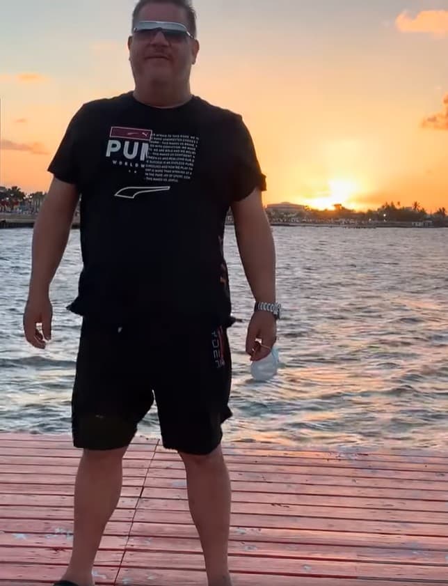 Sin embargo, el ex Menudo no pudo tener la ayuda necesaria debido a la
<b> pandemia</b> de coronavirus: "
<b>Era difícil también lograr una cita médica</b>, buscar ese tipo de ayuda, fue una complicación", señaló el hermano de la estrella de la música.
<br>