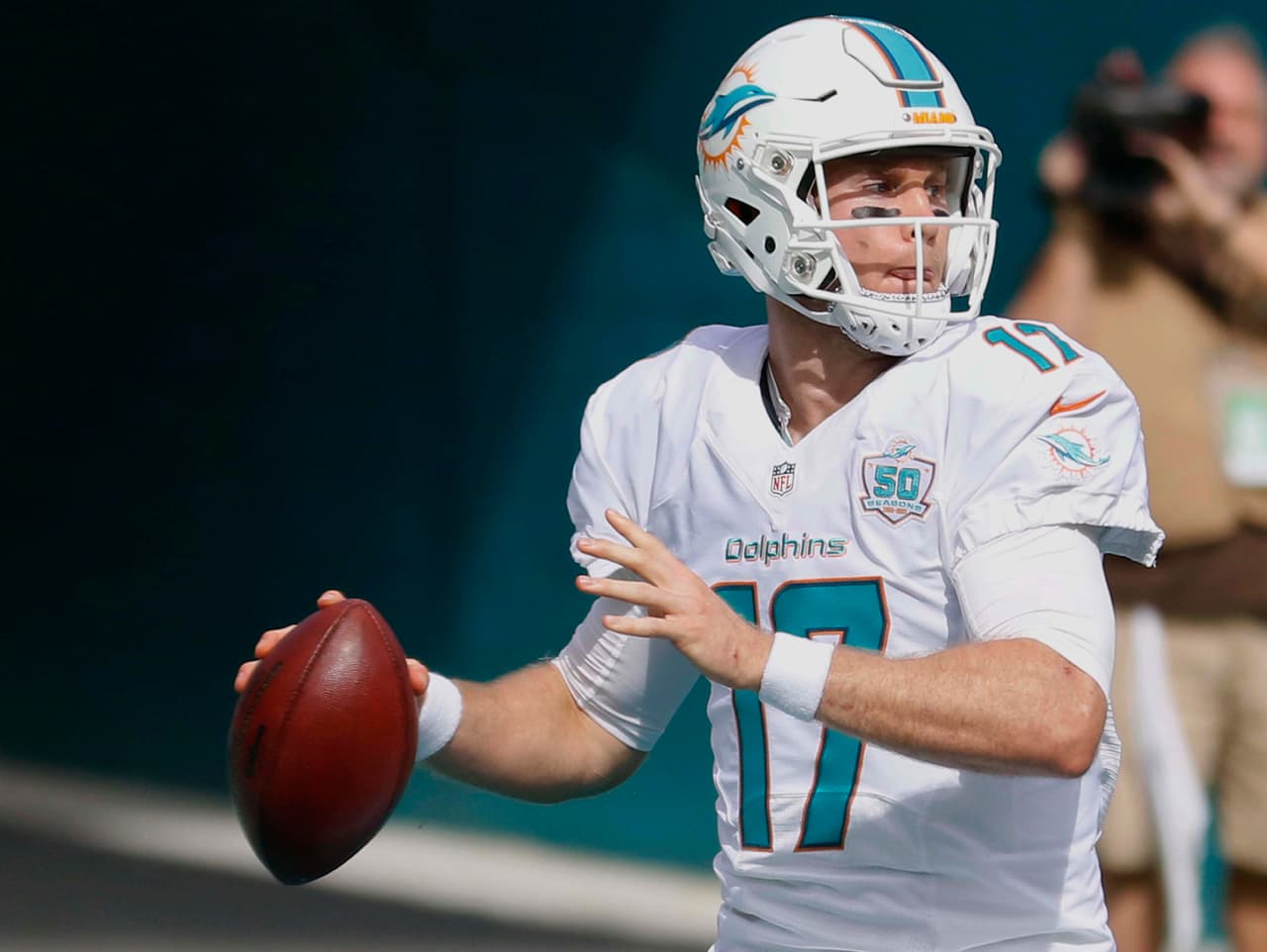 Esposa de jugador de los Dolphins arremete contra Tannehill por mala campaña de Miami