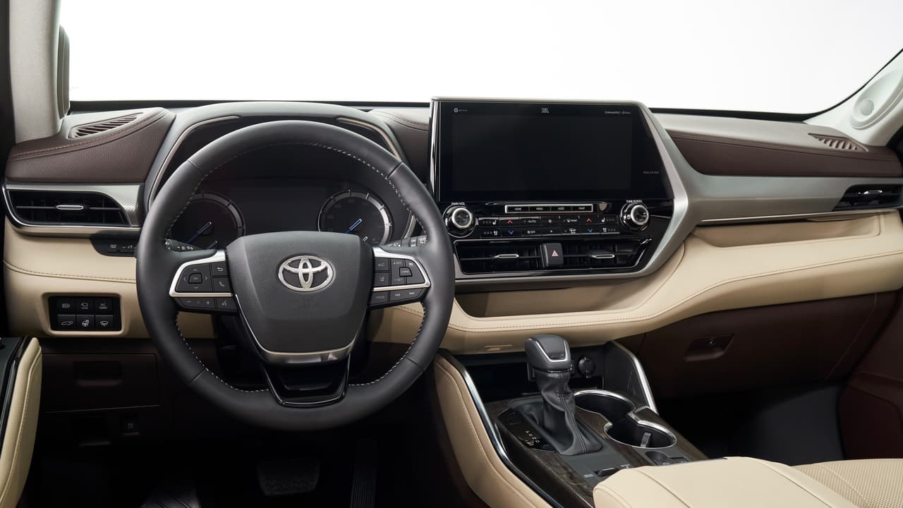 Como es tradicional en los diseño de Toyota, el tablero y la consola central de la nueva Toyota Highlander cuenta con una gran variedad de espacios para guardar todo tipo de objetos sueltos, la novedad es 
<b>la belleza de su diseño</b>, algo de lo que el modelo anterior, más funcional que estético, carecía.