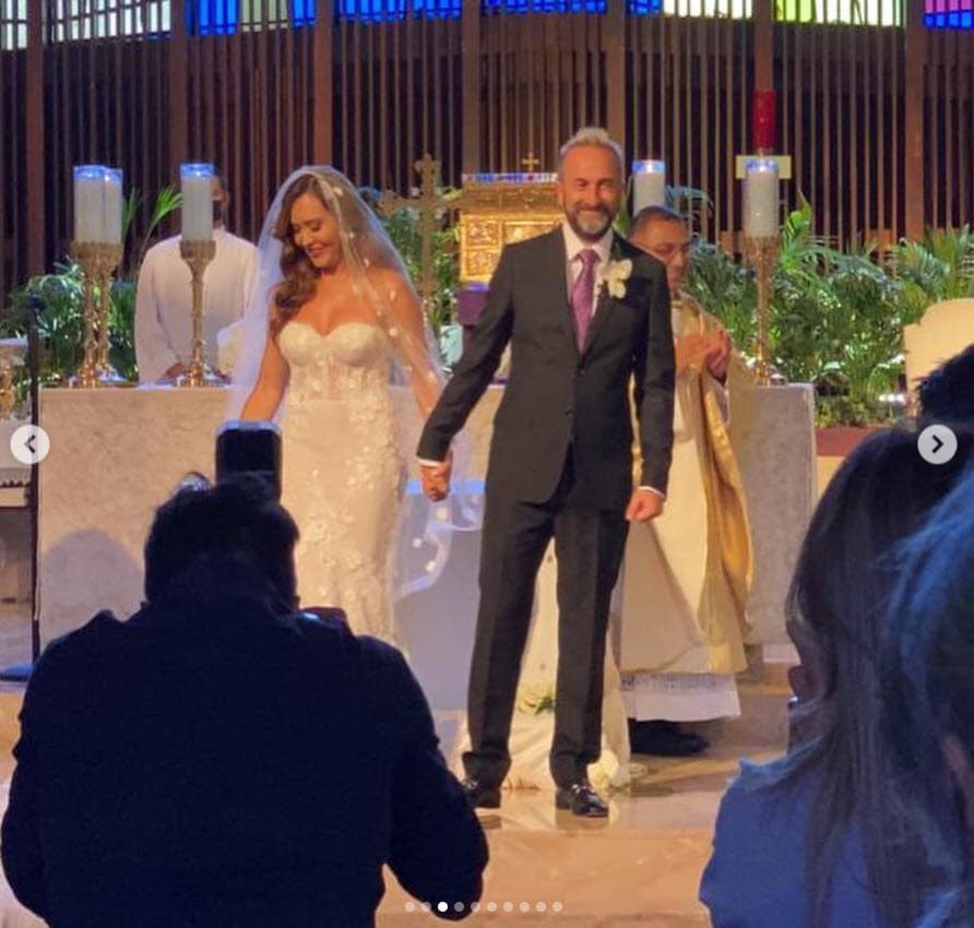 Él lució un impecable smoking mientras se le veía emocionado ante tan esperado día. 
<br>