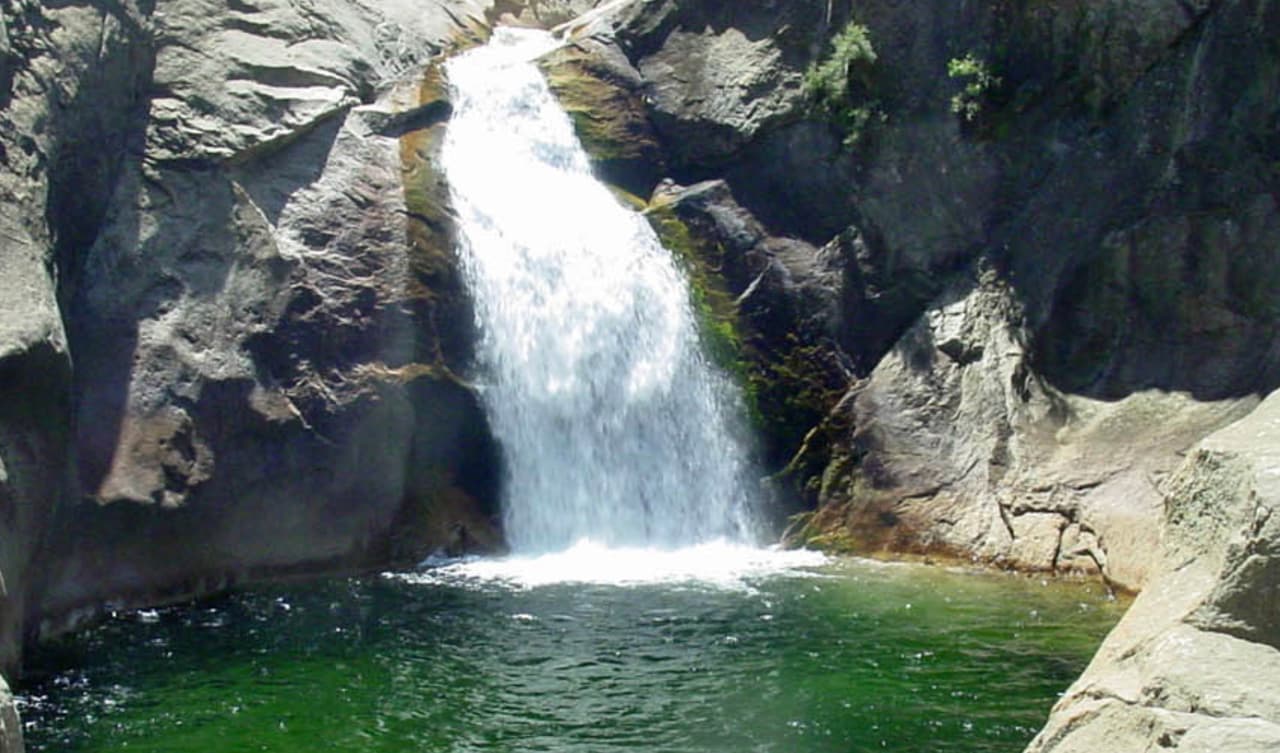 <b>La denominada cascada Roaring River</b> tiene una caída de agua pequeña de 25 pies, pero la novedad es que se forman pozones de agua que los visitantes suelen aprovechar para refrescarse. También se encuentra al interior del Parque Nacional Kings Canyon.