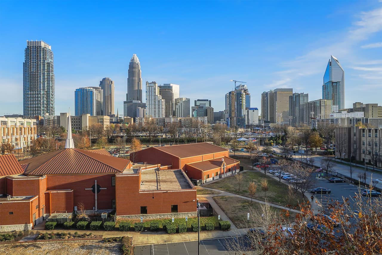 <b>Charlotte</b>. Charlotte está llena de museos divertidos, muchos espacios al aire libre y un sistema de tren ligero que facilita la exploración de los diferentes barrios de la ciudad. Sin salir de esta ciudad podrías disfrutar de un viaje lleno de diversión.
<br>
<br>
<b><a href="https://goo.gl/maps/X6UiapxGf1MTaWZH8">Cómo llegar</a></b>
