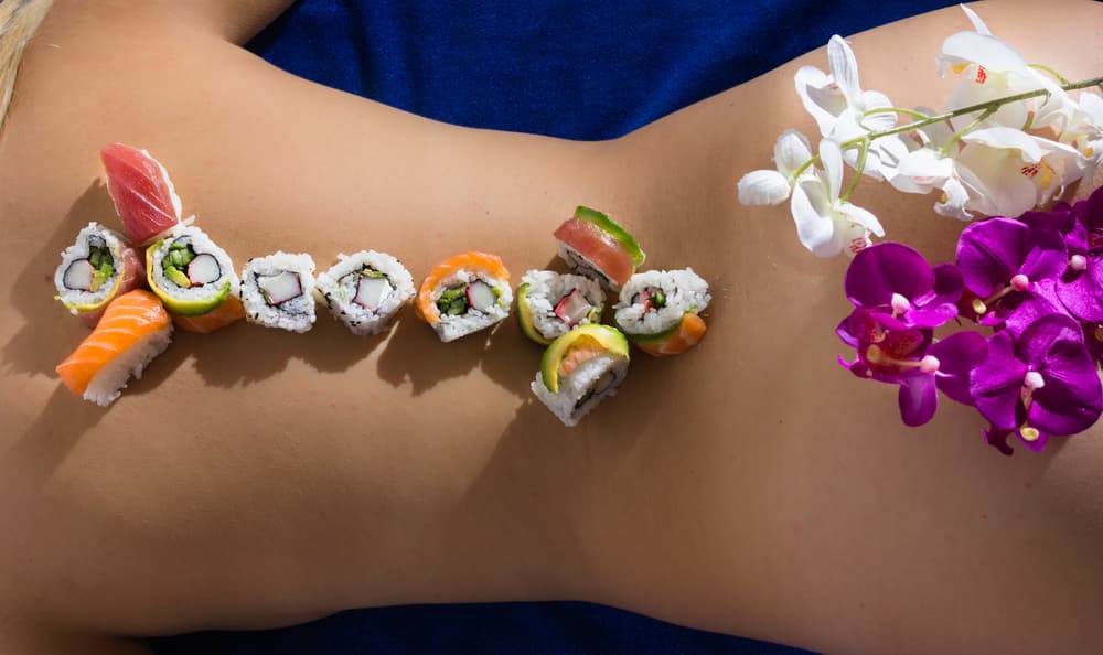 Un fetiche particular para un Tauro que involucra el sentido del gusto es comer del cuerpo de la otra persona, así que este ejemplo de sushi servido directamente en el cuerpo desnudo de una mujer desatará su pasión.