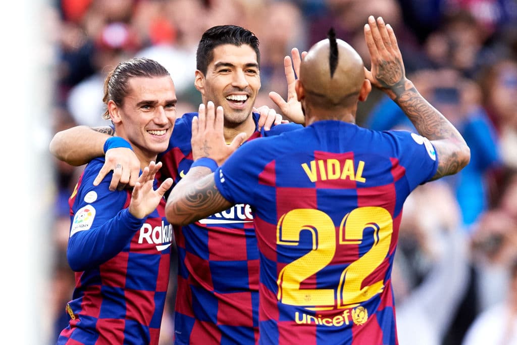 Barcelona golea en casa al Alavés y es super líder de La Liga española. Con goles de Suárez, Messi, Vidal y Griezmann, Barça se impone 4-1 al Alavés.