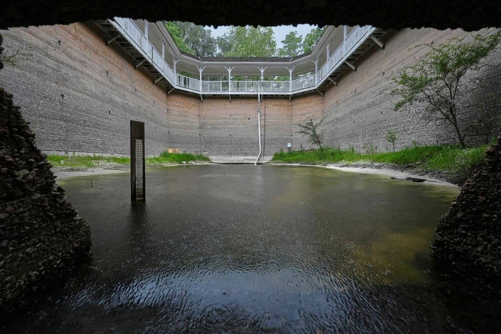 Ante la presión, comunidades como Zephyrhills han decretado moratorias en algunos tipos de construcción. Sus líderes locales aseguran que los residentes celebraron el freno al desarrollo como una medida de protección.