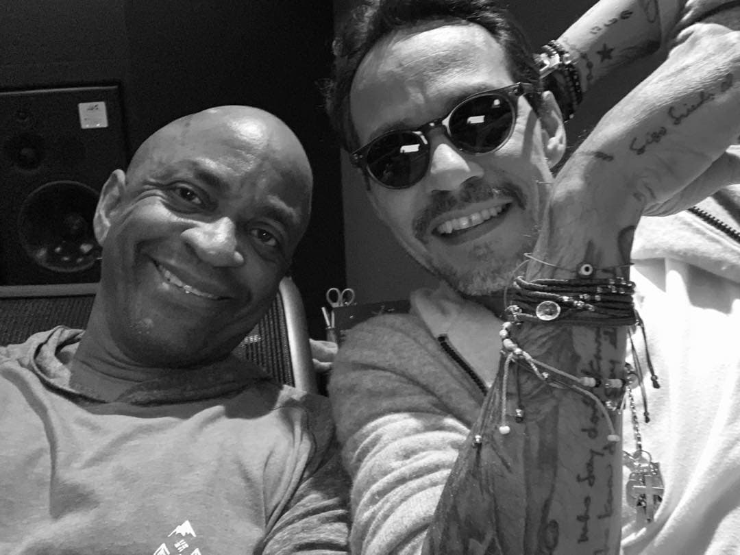 El músico, que ha trabajado muy cerca de Marc Anthony, lleva varios meses escogiendo las canciones que se cantarán en el show. Así nos explicó el proceso: "Primero me reúno con los supervisores de música para escoger un tema para cada cantante. Esto dura varias semanas, después hay que estar dos semanas más preparando la música. Y sólo para los ensayos se van unas cien horas fácilmente: sólo para practicar una canción”. El trabajo que se viene para todos es mucho.