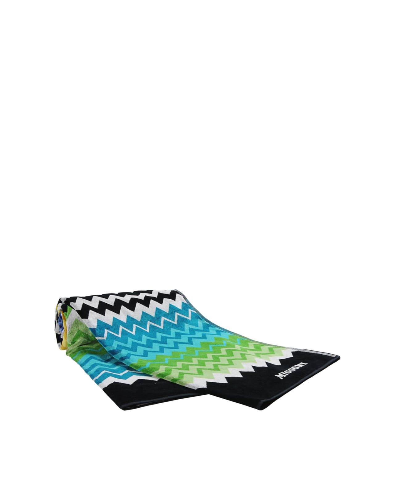 Las toallas coloridas y llenas de texturas como esta de MIssoni, son el mandato del verano.