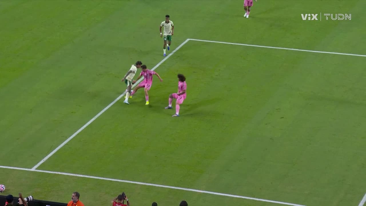 ¡Se prende el juego! Amarilla para Messi y jugada muy polémica en el área