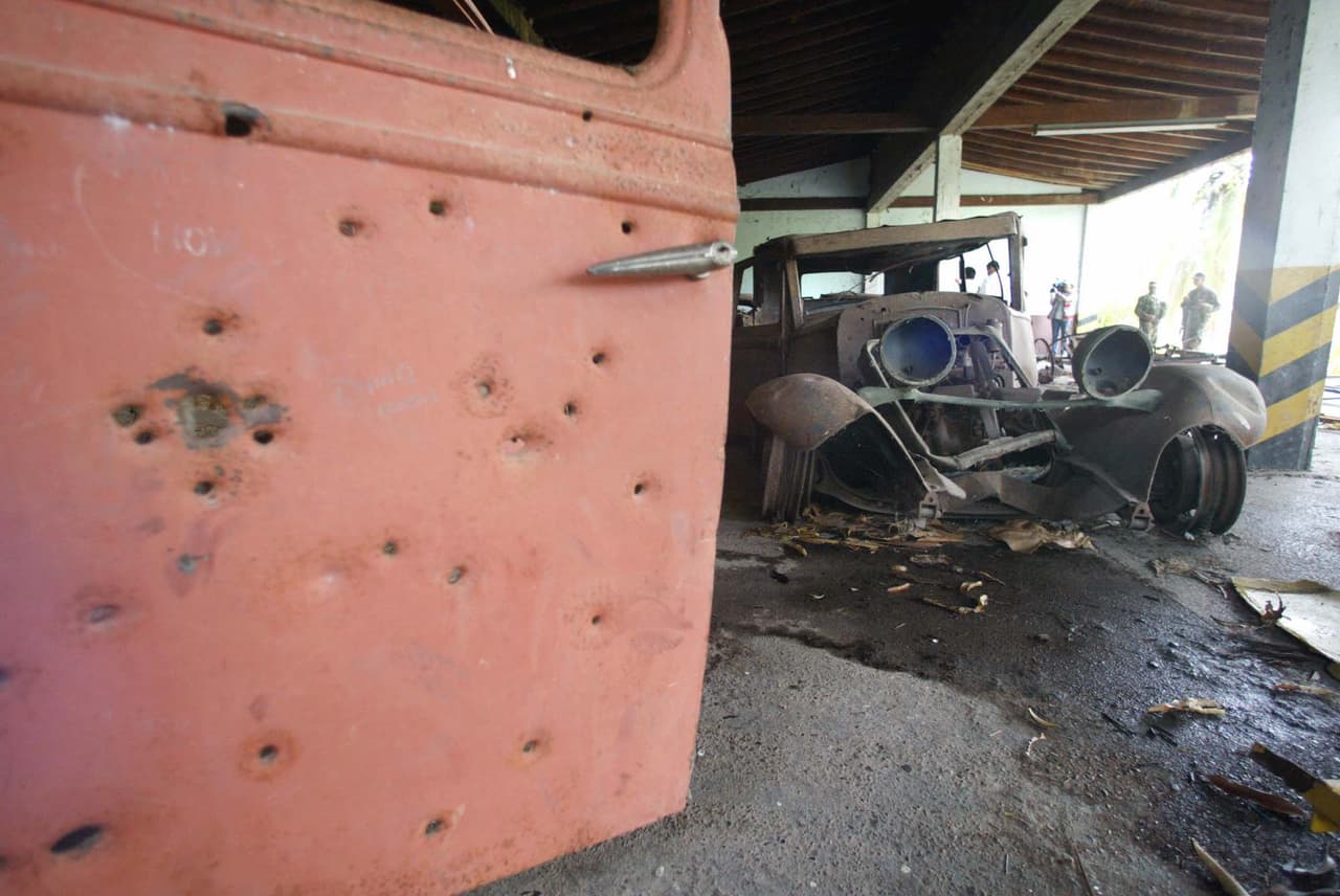 "Gracias a su enorme fortuna ilícita, tendría una de las más grandes colecciones de autos del mundo. Terminó en ruinas, como todo lo de Escobar", reza uno de los letreros en el sector del 
<b>museo donde están muchos de los vehículos en los que se trasladó el líder narcotraficante</b>, una flota que se calcula alcanzó una valuación de 
<b>300 millones de dólares</b>.