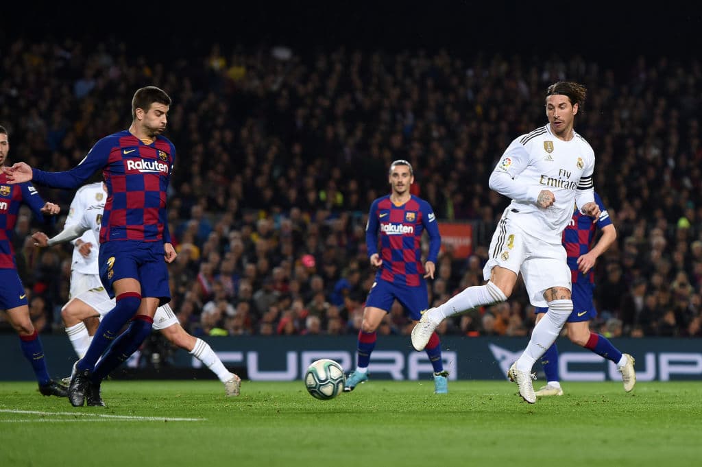 Piqué observa un remate de Sergio Ramos que se va desviado por un costado.