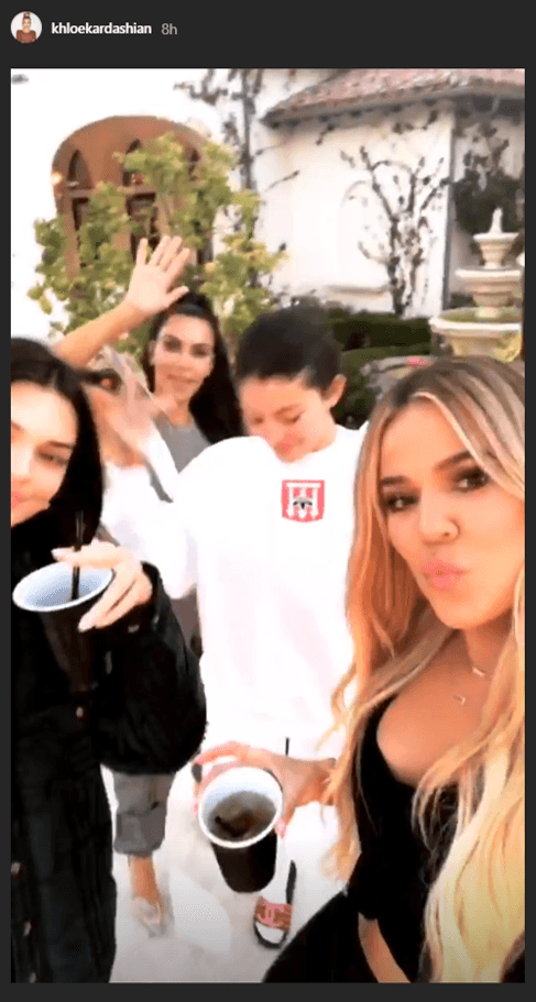 A la fiesta no faltó la supermodelo 
<b>Kendall Jenner</b>, quien fue la primera en aparecer públicamente con la controversial pareja. El Día de los Padres, los tres 
<b><a href="https://www.univision.com/entretenimiento/no-todo-el-clan-kardashian-jenner-le-da-la-espalda-al-novio-infiel-de-khloe-fotos">estuvieron de fiesta</a></b> junto a su supuesto nuevo amor, otro jugador de la NBA, 
<b>Ben Simmons</b>.