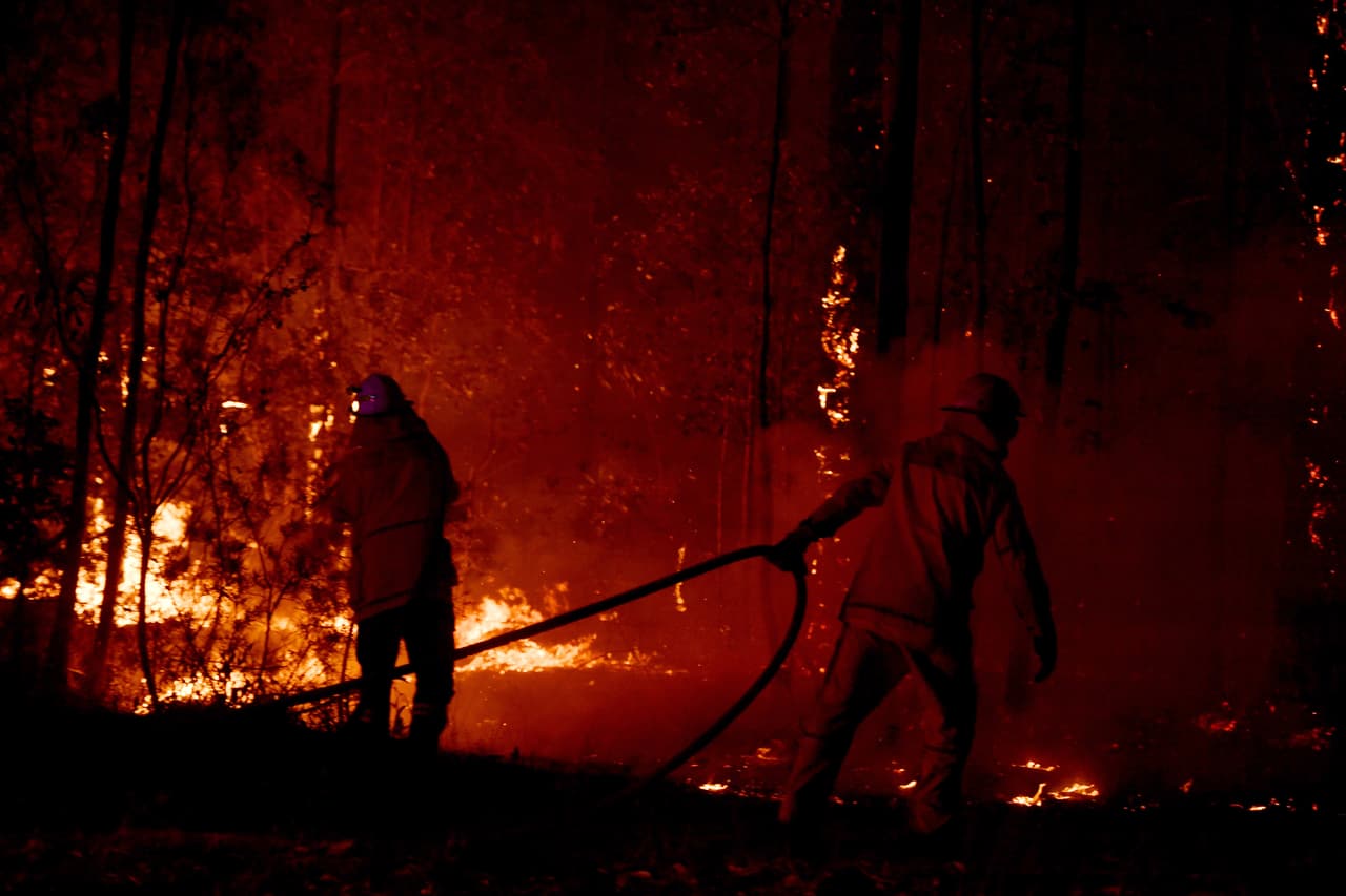 Un bombero falleció este lunes cuando intensos vientos volcaron su camión. Samuel McPaul, de 28 años, es el tercer bombero voluntario en Nueva Gales del Sur en haber muerto en las últimas dos semanas. Su pareja estaba esperando un hijo.