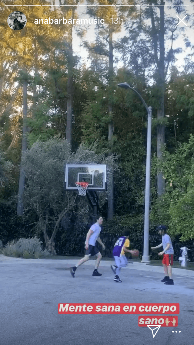 También resaltó el estado físico del prometido de la cantante: "
<b>Es un mango</b>, tiene unos 'conejos' (bíceps) porque es policía de Los Ángeles".
<br>