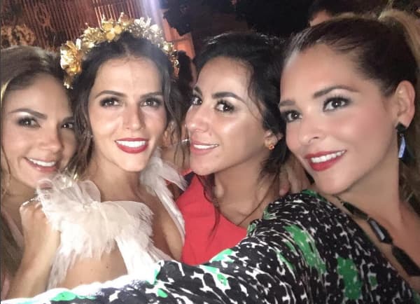 Grettell Valdez llegó muy guapa aunque llamó la atención porque apareció sin galán.