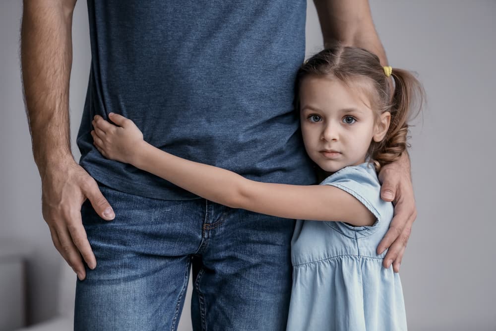 Pero como buenos Cáncer, son demasiado sensibles y apegados, que pueden ser las típicas 'hijas de papi' que nunca se les despegan. Eso no los hará independientes, así que te toca a ti reforzarles el amor y el afecto para aumentar su autoestima y seguridad. Eso sí, son las niñas con el corazón más grande.