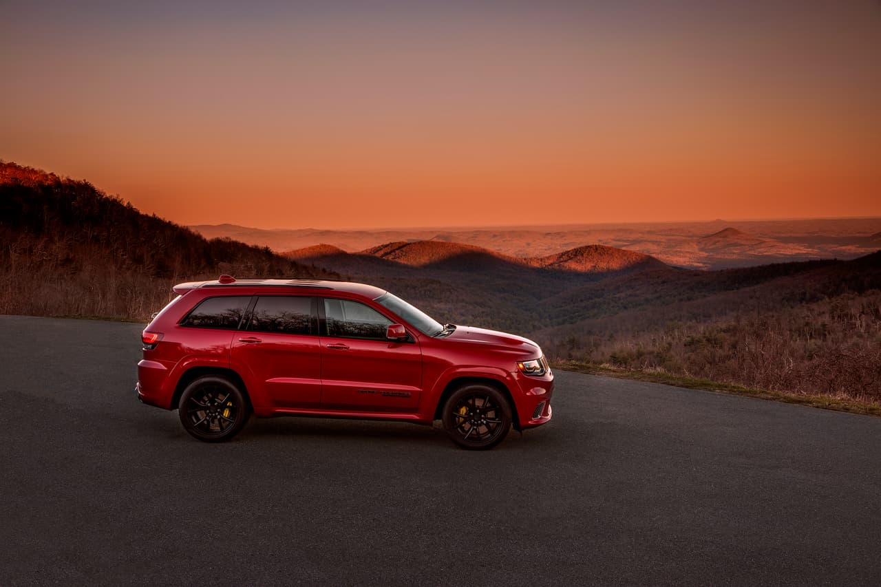 La Jeep Grand Cherokee Trackhawk 2018, que puede ser ordenada a partir de este jueves, llegará a los concesionarios durante el
<b>cuarto trimestre de 2017.</b>
<br>