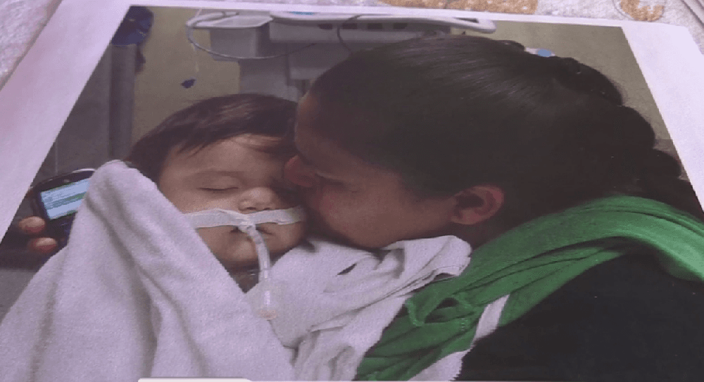 La madre de bebé que murió bajo el cuidado de una niñera asegura que fue golpeado hasta morir